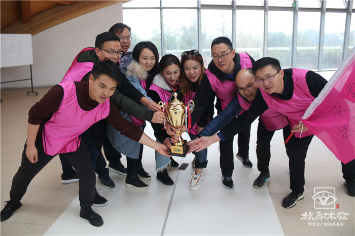 “凝心聚力，協同前行，專筑客戶價值”綠都地產Q4主題團建